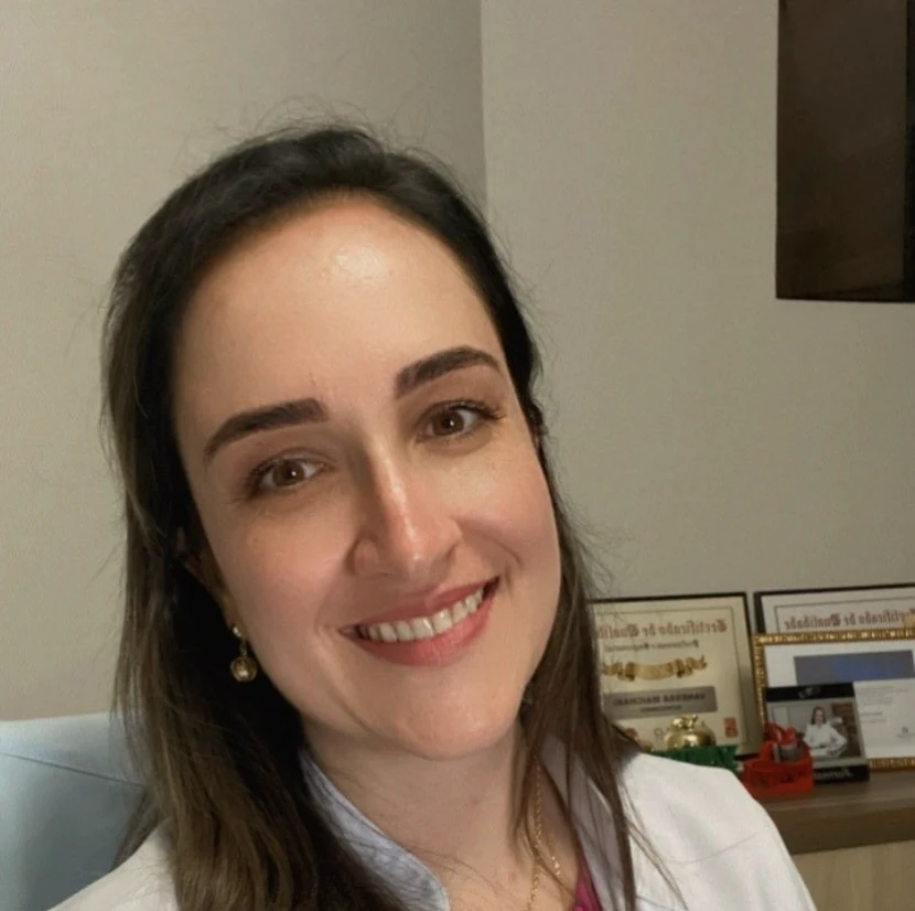 Nutricionista Vanessa Maichaki sorrindo no consultório